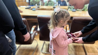 Ордени посмертно: у Житомирі родинам загиблих воїнів передали державні нагороди Ордени посмертно: у Житомирі родинам загиблих воїнів передали державні нагороди