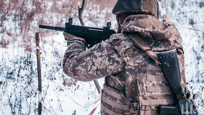 Військовий із зброєю