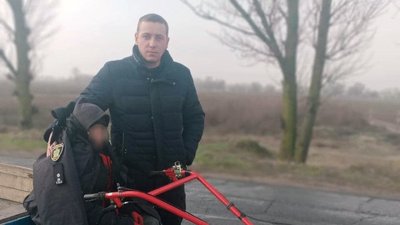Патрульний поліцейський на Херсонщині розшукав зниклого хлопця у вільний від роботи час
