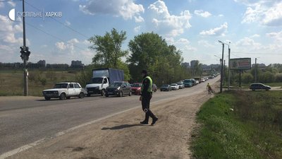 Харків'яни їдуть за місто — на виїзді утворився затор Харків'яни їдуть за місто — на виїзді утворився затор