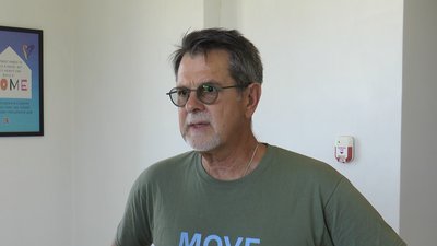 Засновник благодійного фонду "Move Ukraine" Джон Шморгун розповідає про відкриття прихистку у селі Шевченкове на Івано-Франківщині Засновник благодійного фонду "Move Ukraine" Джон Шморгун розповідає про відкриття прихистку у селі Шевченкове на Івано-Франківщині