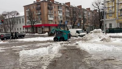 Оминаючи кучугури та перестрибуючи калюжі — як Черкаси справляються з відлигою Оминаючи кучугури та перестрибуючи калюжі — як Черкаси справляються з відлигою