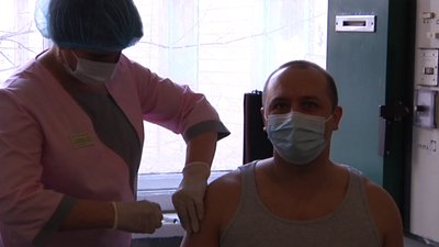 «Я COVID боюся більше, ніж вакцини». У Кривому Розі проти коронавірусу вакцинують медиків. Репортаж «Я COVID боюся більше, ніж вакцини». У Кривому Розі проти коронавірусу вакцинують медиків. Репортаж