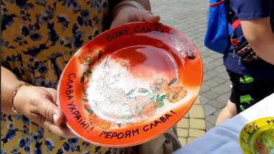 Зібрали 11 тис. грн за 10 хвилин. У Косові на Франківщині діти проводять ярмарки на підтримку ЗСУ Зібрали 11 тис. грн за 10 хвилин. У Косові на Франківщині діти проводять ярмарки на підтримку ЗСУ