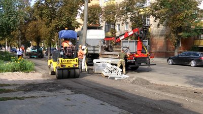 У Житомирі на вулиці Покровській комунальники розпочали ремонт тротуарів