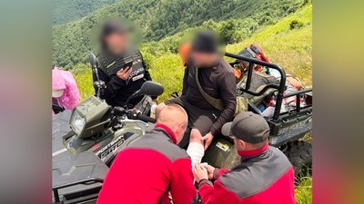 Рятувальники надають першу допомогу травмованому