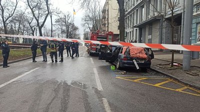 У центрі Дніпра горів автомобіль: що відомо У центрі Дніпра горів автомобіль: що відомо