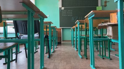 Колишній житель Первомайського передав з Німеччини 10 тонн меблів для шкіл міста Колишній житель Первомайського передав з Німеччини 10 тонн меблів для шкіл міста