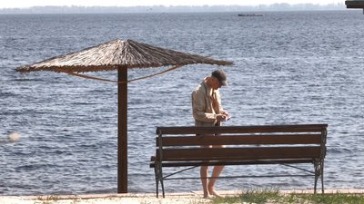 Поплив на острів: на черкаському пляжі врятували чоловіка