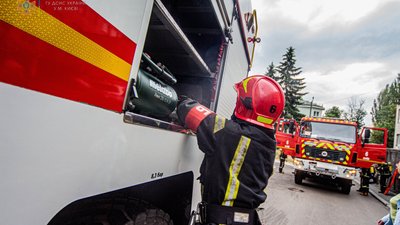 В одній із гімназій Солом'янського району Києва сталася пожежа. Учнів вчасно евакуювали