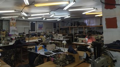 Для захисту військових: в Одесі волонтери шиють плитоноски для бронежилетів