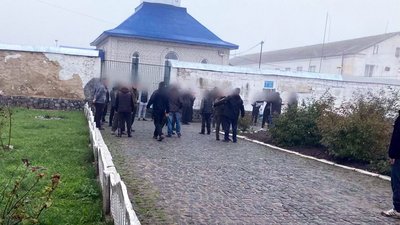 Волинські оперативники проводять обшуки в одразу кількох регіонах. Шукають шахраїв Волинські оперативники проводять обшуки в одразу кількох регіонах. Шукають шахраїв