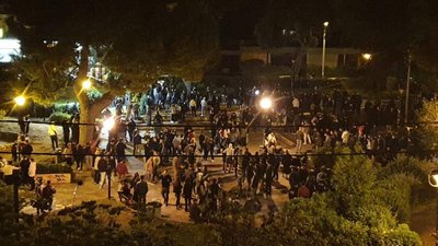 У Греції попри карантин молодь зібралася на нічну прогулянку та влаштувала сутички У Греції попри карантин молодь зібралася на нічну прогулянку та влаштувала сутички