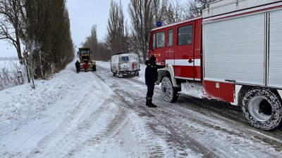 25 машин дістали рятувальники зі снігових заметів на дорогах Черкащини 25 машин дістали рятувальники зі снігових заметів на дорогах Черкащини