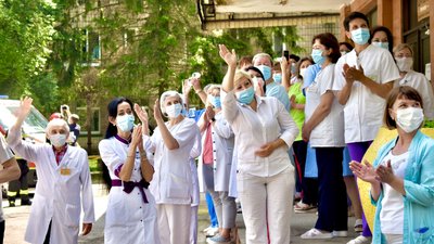 "Сигналили й аплодували": як у Рівному силовики дякували медикам "Сигналили й аплодували": як у Рівному силовики дякували медикам