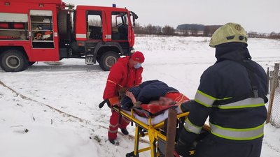 З пожежі вдалося врятувати 83-річну жінку. Фото: ГУ ДСНС у Хмельницькій області З пожежі вдалося врятувати 83-річну жінку. Фото: ГУ ДСНС у Хмельницькій області