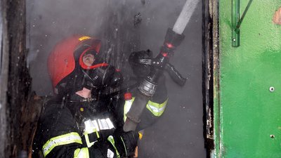 Рятувальники загасили пожежу на ринку у Миколаєві Рятувальники загасили пожежу на ринку у Миколаєві