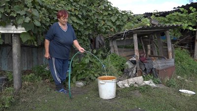 На подвір’ї родини є свердловина, але пити звідти воду не можна – вона технічна. На подвір’ї родини є свердловина, але пити звідти воду не можна – вона технічна.