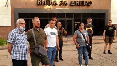 У Дніпрі журналіст презентував книгу про саморобні броньовики української армії та добробатів У Дніпрі журналіст презентував книгу про саморобні броньовики української армії та добробатів