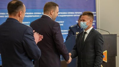 Подарунок від міністра. Очільник МВС відзначив юнака з Мелітополя, який врятував водія маршрутки