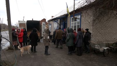 "Хліб за розкладом": як волонтери розвозять буханці по селах Донеччини за 5 км від фронту