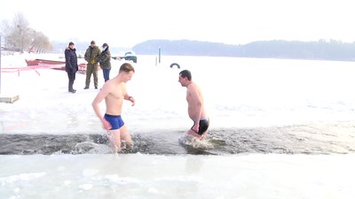На Водохреща житомиряни самотужки прорубали ополонку для купання у річці Тетерів
