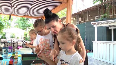 Херсонська художниця Ольга Мурашова створює картини на воді Херсонська художниця Ольга Мурашова створює картини на воді