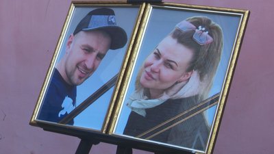 У Кривому Розі попрощалися з подружжям та їхнім півторарічним сином, які загинули через ракетний удар У Кривому Розі попрощалися з подружжям та їхнім півторарічним сином, які загинули через ракетний удар