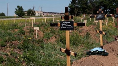 В окупованому росіянами Маріуполі поновили ексгумацію — тіла загиблих скидають в братську могилу у Старому Криму