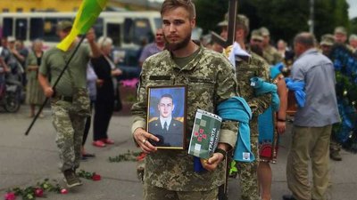 На Черкащині попрощались із двома військовослужбовцями, які загинули у боях за Україну На Черкащині попрощались із двома військовослужбовцями, які загинули у боях за Україну