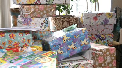 Шкільне приладдя, книги та солодощі Шкільне приладдя, книги та солодощі