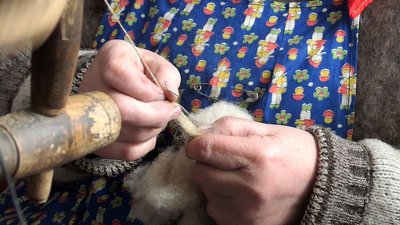 На Сумщині прядуть вовну і виготовляють з неї теплі речі для військових На Сумщині прядуть вовну і виготовляють з неї теплі речі для військових