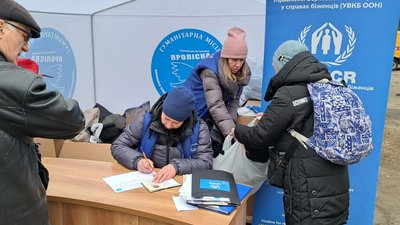 Харчі, одяг, обігрівачі: на місці ракетного удару в Дніпрі працюють волонтери. Як допомогти Харчі, одяг, обігрівачі: на місці ракетного удару в Дніпрі працюють волонтери. Як допомогти