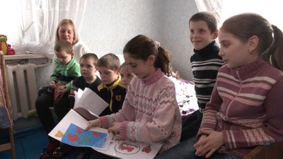 Шестеро дорослих, дев’ятеро дітей й кілька котів: багатодітна родина з Донеччини переїхала у село на Черкащині Шестеро дорослих, дев’ятеро дітей й кілька котів: багатодітна родина з Донеччини переїхала у село на Черкащині