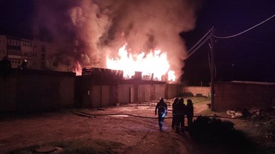 У Чугуєві горіли гаражі: місцеву жительку підозрюють в підпалі