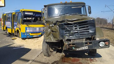 Вісім травмованих: у Луцьку аварія за участі маршрутки