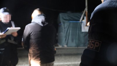 Викидував гроші з автівки: у Запоріжжі на хабарі затримали двох посадовців ТЦК