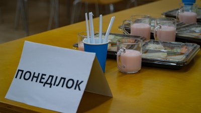Дегустація шкільного меню: у Дніпрі батьки зустрілися з представниками підприємства, яке годує школярів Дегустація шкільного меню: у Дніпрі батьки зустрілися з представниками підприємства, яке годує школярів