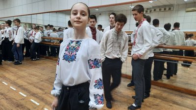 "Це код гідних людей, код переможців". У Кропивницькому влаштували руханку у вишиванках