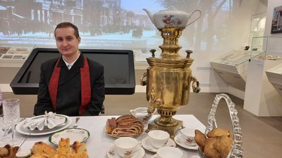 Студень з риби та пряники із сусальним золотом. Дніпрянам показали новорічний стіл Олександра Поля Студень з риби та пряники із сусальним золотом. Дніпрянам показали новорічний стіл Олександра Поля