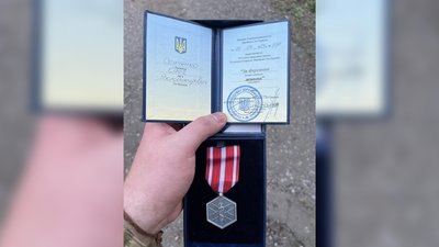 Умеров вручив бійцю з Чернігівщини нагороду від Головнокомандувача ЗСУ Умеров вручив бійцю з Чернігівщини нагороду від Головнокомандувача ЗСУ