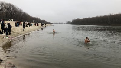 Водохреще у Чернігові: як це відбувалось на пляжі "Золотий берег" Водохреще у Чернігові: як це відбувалось на пляжі "Золотий берег"
