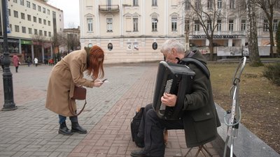 Вінницький вуличний музикант приймає гроші через QR-код Вінницький вуличний музикант приймає гроші через QR-код