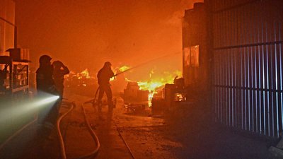 90 рятувальників гасили пожежу на складі побутової хімії у Львові