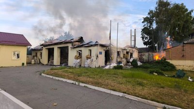 Пожежа внаслідок обстрілу РФ пожежної частини у Липцях на Харківщині