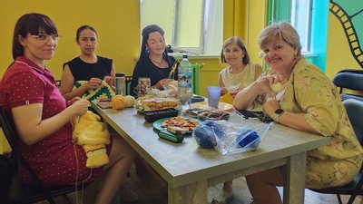 У Луцьку почали в'язати теплий прапор України