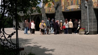 У соборі в Рівному безкоштовно роздавали борошно від ООН. Хто та де ще може взяти У соборі в Рівному безкоштовно роздавали борошно від ООН. Хто та де ще може взяти