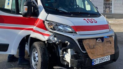 У Херсоні сталась ДТП: карета швидкої допомоги зіткнулася із автомобілем Suzuki У Херсоні сталась ДТП: карета швидкої допомоги зіткнулася із автомобілем Suzuki