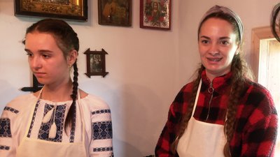 "У старовинному посуді та печах". Як у музеї в Чернівцях навчають пекти великодні паски "У старовинному посуді та печах". Як у музеї в Чернівцях навчають пекти великодні паски