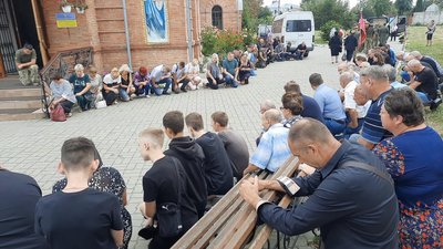 Загиблого воїна Олександра Токового навколішки проводжали в останню путь, 30 серпня 2023, Хмельницький Загиблого воїна Олександра Токового навколішки проводжали в останню путь, 30 серпня 2023, Хмельницький